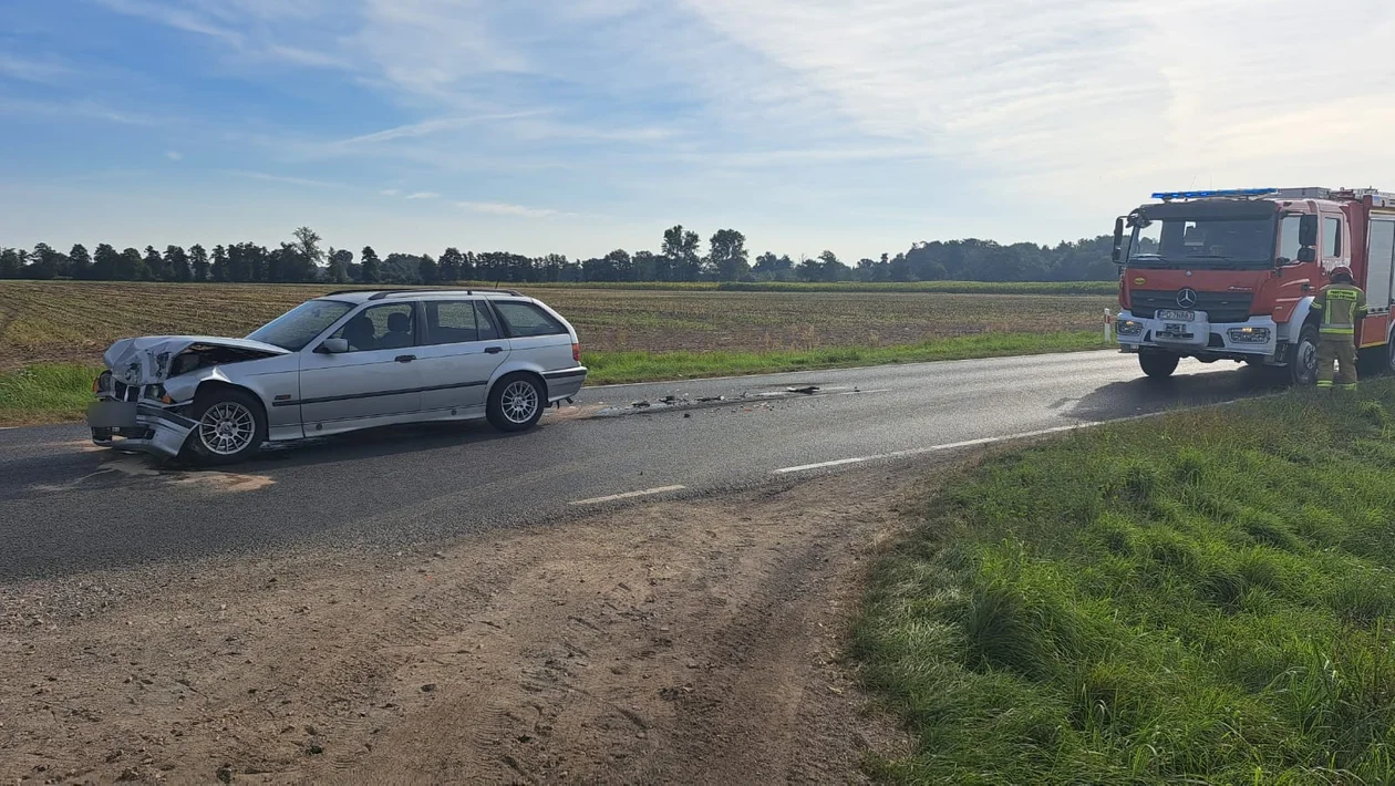 Zderzenie dwóch aut na drodze wojewódzkiej 309 Golina Wielka - Dąbrówka