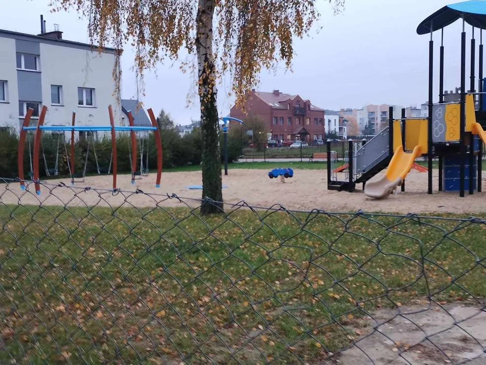 Nowy plac zabaw przy ul. Marii Curie-Skłodowskiej w Jarocinie do rozbiórki?