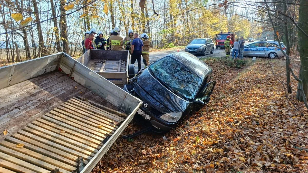 Zderzenie żuka z renaultem w Witaszyczkach. Auta w rowie - Zdjęcie główne