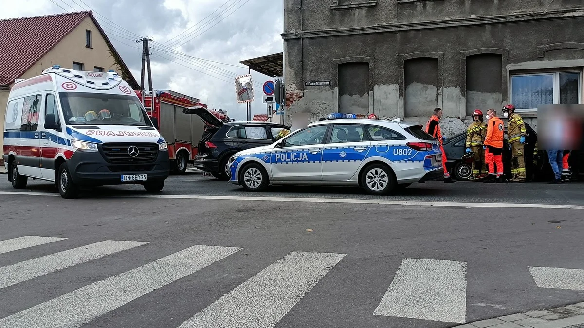 Zderzenie dwóch aut osobowych na skrzyżowaniu ul. Przyjemskiego i Rolniczej w Rawiczu