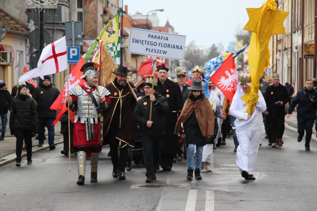 Święto Trzech Króli w Pleszewie. Barwny orszak przeszedł ulicami miasta - Zdjęcie główne