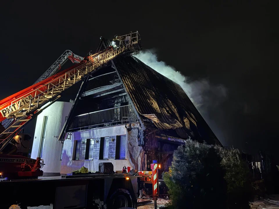 Niespokojny sylwester w Wielkopolsce. Pożar hotelu trwał sześć godzin - Zdjęcie główne