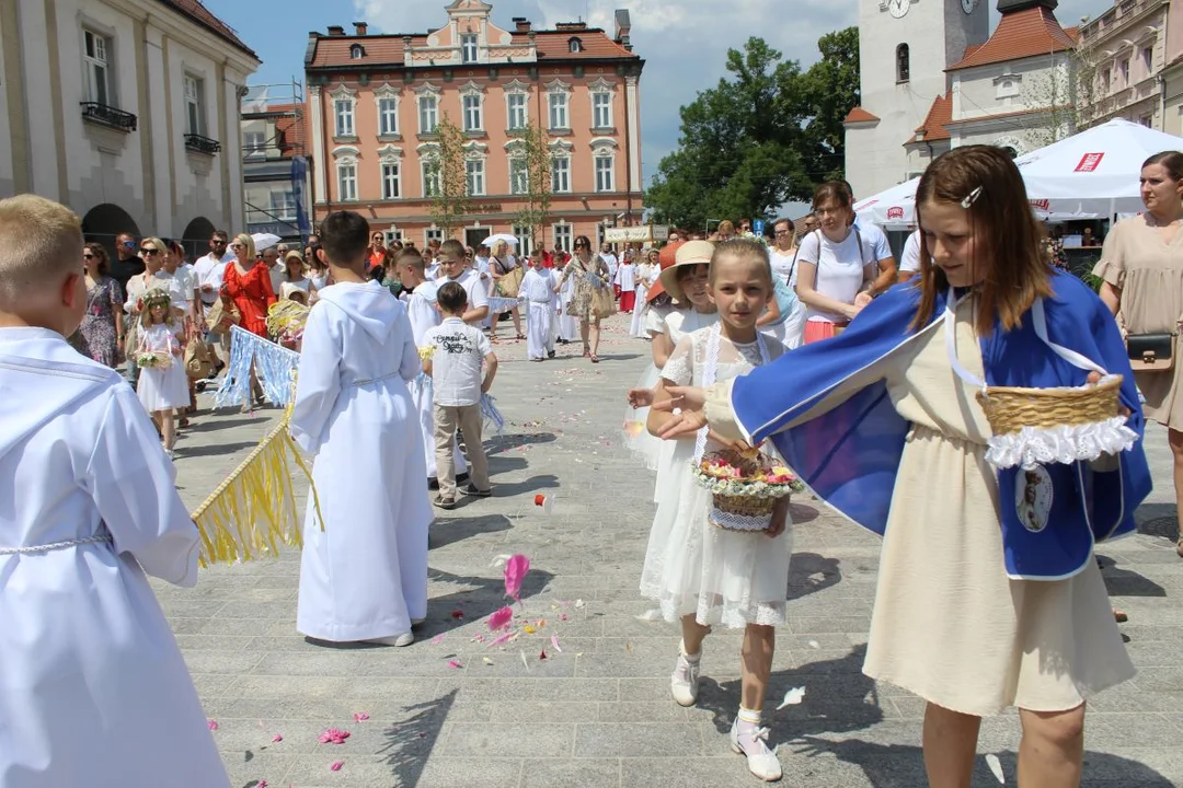 Boże Ciało w Jarocinie. Procesja z parafii św. Marcina do Chrystusa Króla