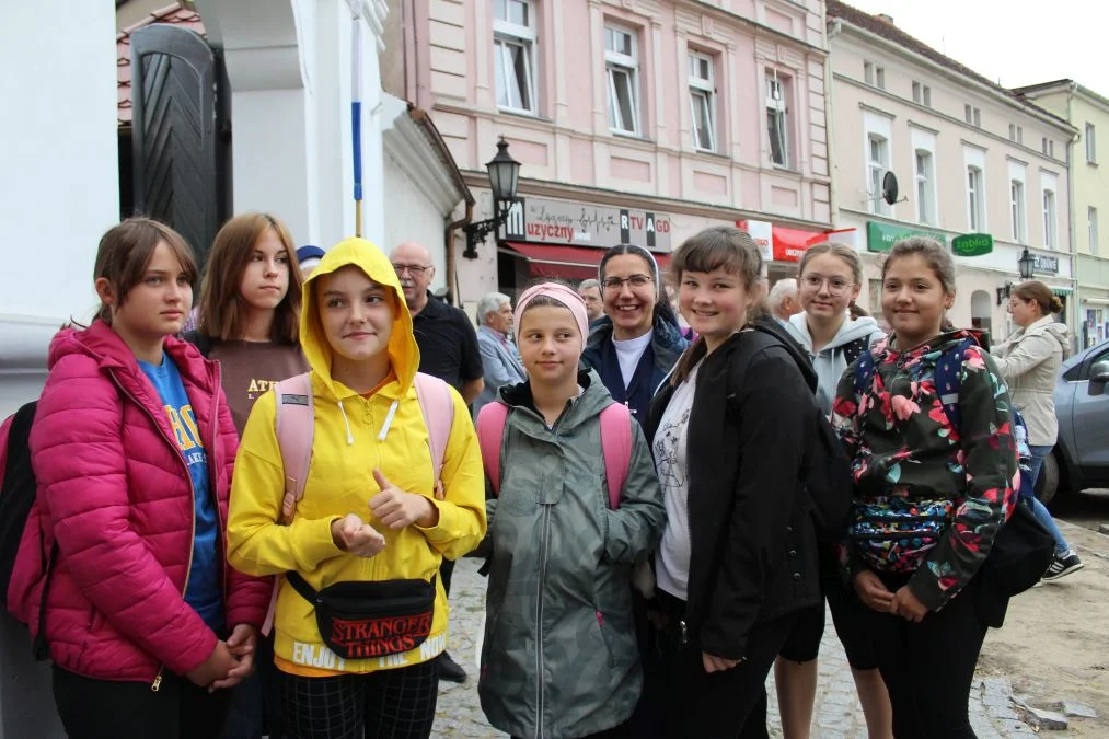 Grupa biało-zielona w drodze z Jarocina na Jasną Górę