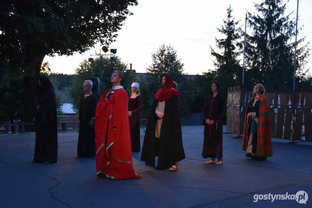 Plenerowy teatr w Piaskach. Niezapomniane przeżycia przy „Zapomnianej historii”, udana zabawa w „Polowanie na motyle”