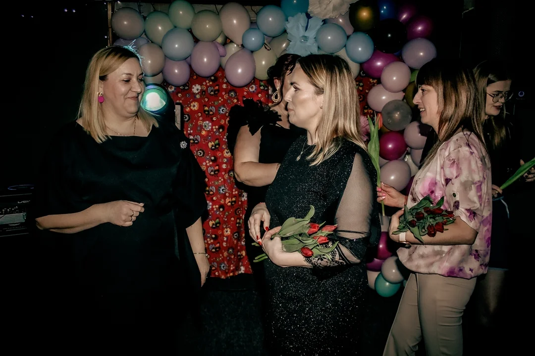 Kwiaty, życzenia i wspaniała zabawa. Gospodynie z Sowiny świętowały Dzień Kobiet