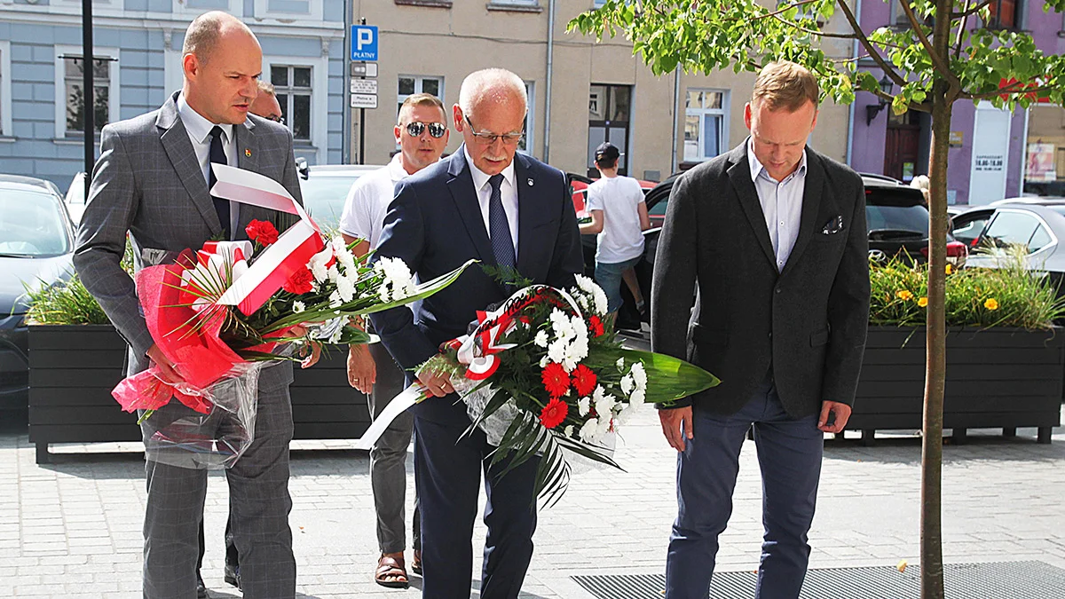 Rocznica rozruchów głodowych w Rawiczu. Samorządowcy oddali hołd poległym [ZDJĘCIA] - Zdjęcie główne