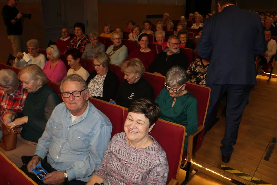 Andrzej Rosiewicz na występie z okazji 7. rocznicy działalności Domu Dziennego Senior+ w Jarocinie