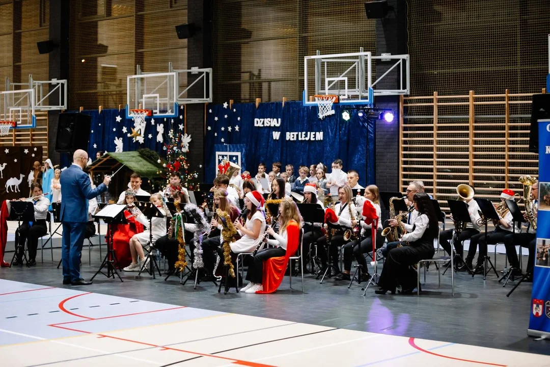 Świąteczny koncert w Kościelnej Wsi. Orkiestra zachwyciła melodiami, młodzi artyści grą aktorską - Zdjęcie główne