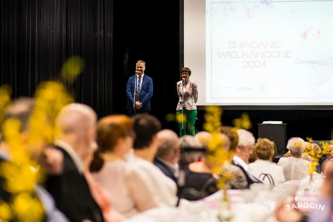 Śniadanie wielkanocne w Jarocinie. Z władzami i czekoladowymi zajączkami