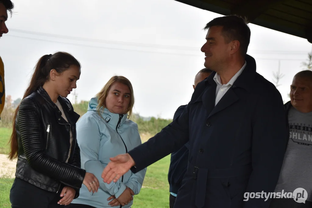 Poseł KO Grzegorz Rusiecki z mieszkańcami Dąbrówki i Grodnicy