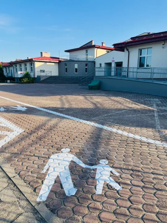 Strefa "Kiss & Ride" przed szkołą podstawową w Piaskach