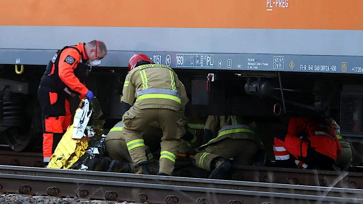 Wypadek na stacji PKP w Rawiczu. Mężczyzna wpadł pod pociąg - Zdjęcie główne