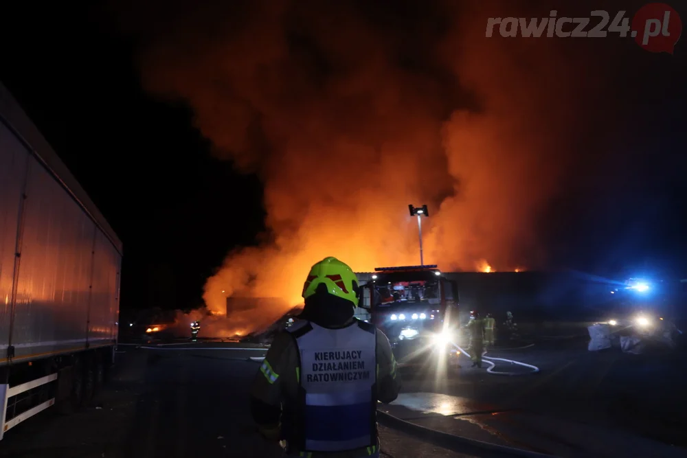 Pożar odpadów na terenie jednej z rawickich firm