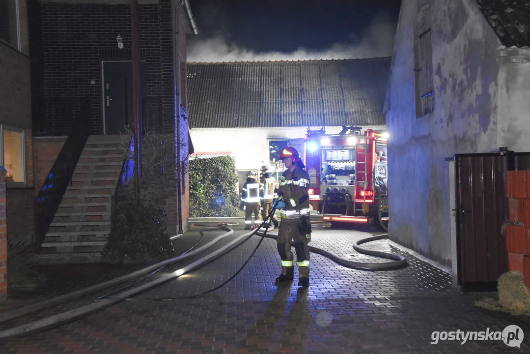 Nocny pożar w garażu w Czajkowie (gm. Gostyń)