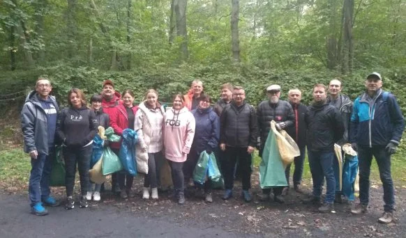 Starosta, radni i urzędnicy sprzątali las [ZDJĘCIA] - Zdjęcie główne