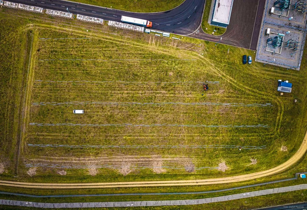 Budowa farmy fotowoltaicznej we Wrześni. Na terenie zakładu Volkswagen Poznań