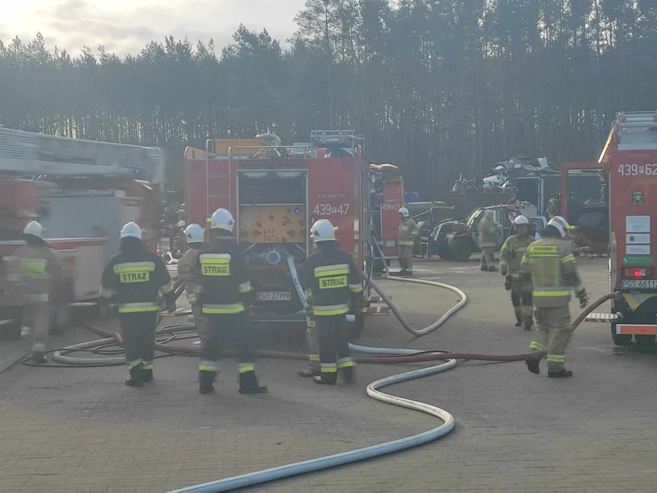 Pożar na stacji demontażu pojazdów w Śmiłowie