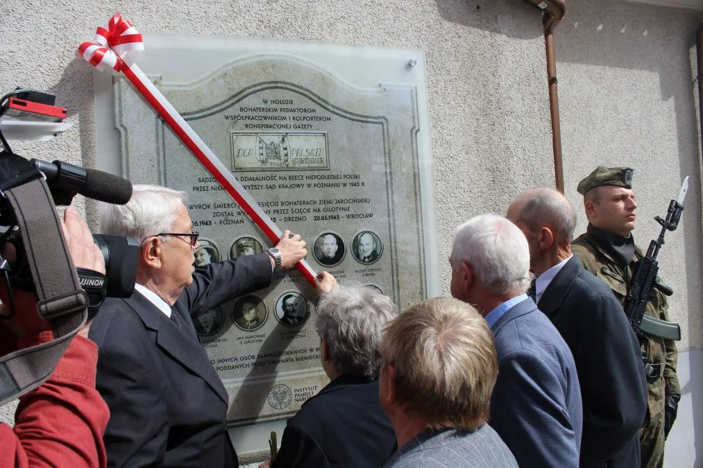 Jarocin. Odsłonięcie tablicy poświęconej kolporterom gazety konspiracyjnej "Dla Ciebie, Polsko" i koncert patriotyczny w JOK-u