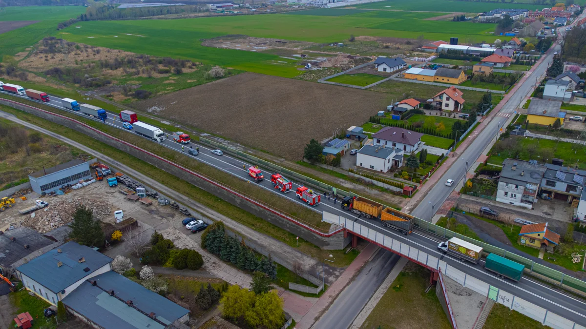 Zderzenie busa i ciężarówki na łączniku obwodnicy Jarocina