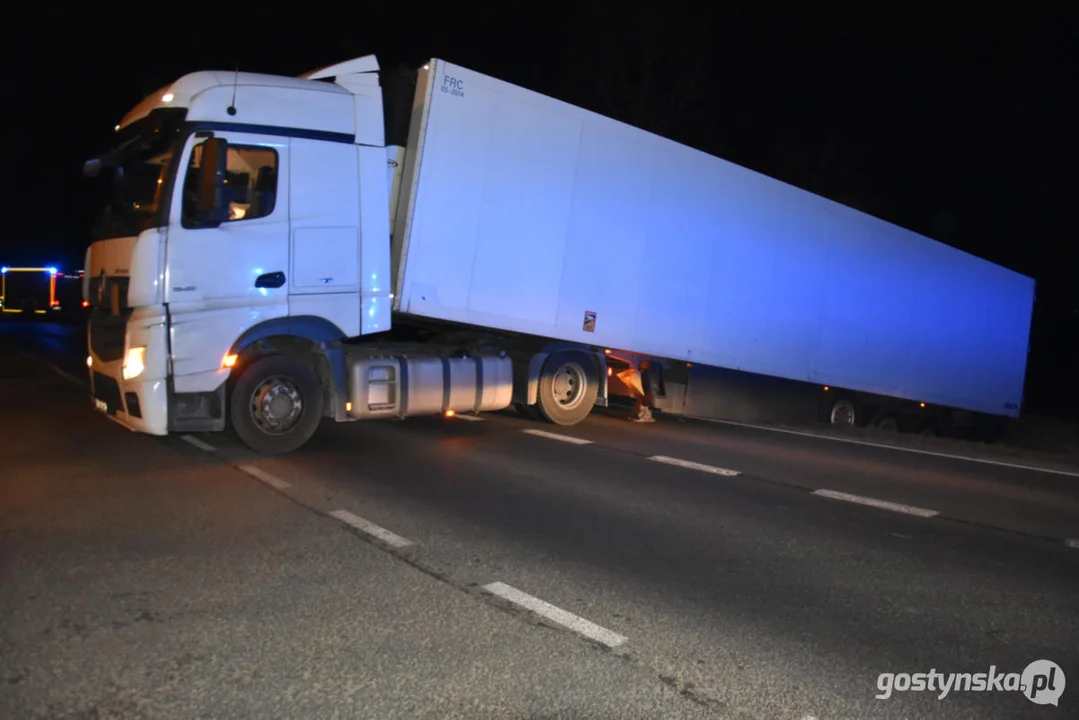 Samochód ciężarowy zablokował drogę DW434 z Gostynia do Poznania