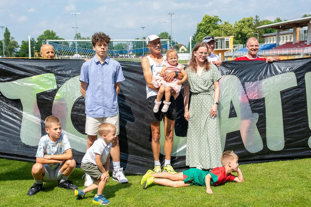 70 okrążeń stadionu w Jarocinie na 70. urodziny. Wiesław Garbarek świętował nietypowo