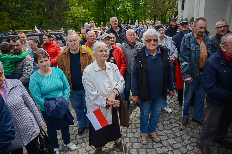 Wystawa zabytkowych pojazdów w Jarocinie z okazji Święta Flagi