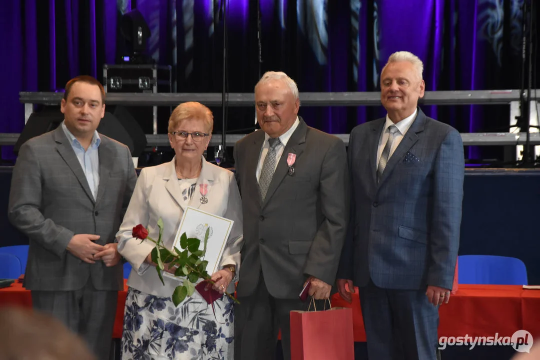 Jubileusze małżeńskie w gminie Gostyń. Blisko 60 par otrzymało pamiątkowe medale