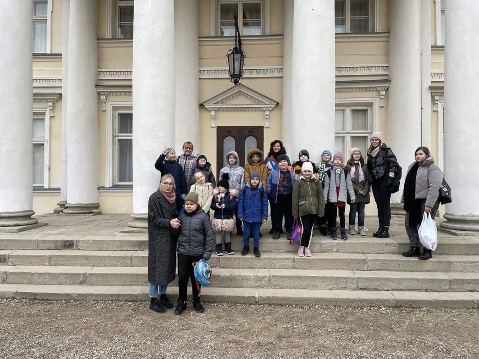 Uczniowie ze Szkoły Specjalnej w Jarocinie na wycieczce w Śmiełowie - Zdjęcie główne