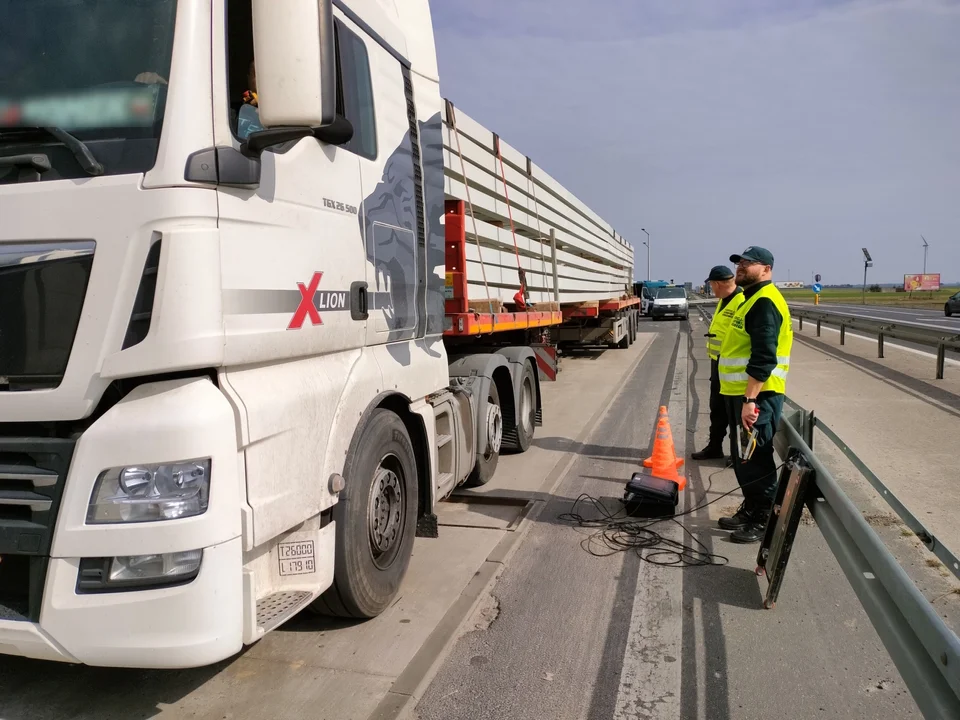 ITD zatrzymała kolumnę gigantycznych transportów. To nie kierowca zawinił! Brakowało ważnego elementu [ZDJĘCIA]