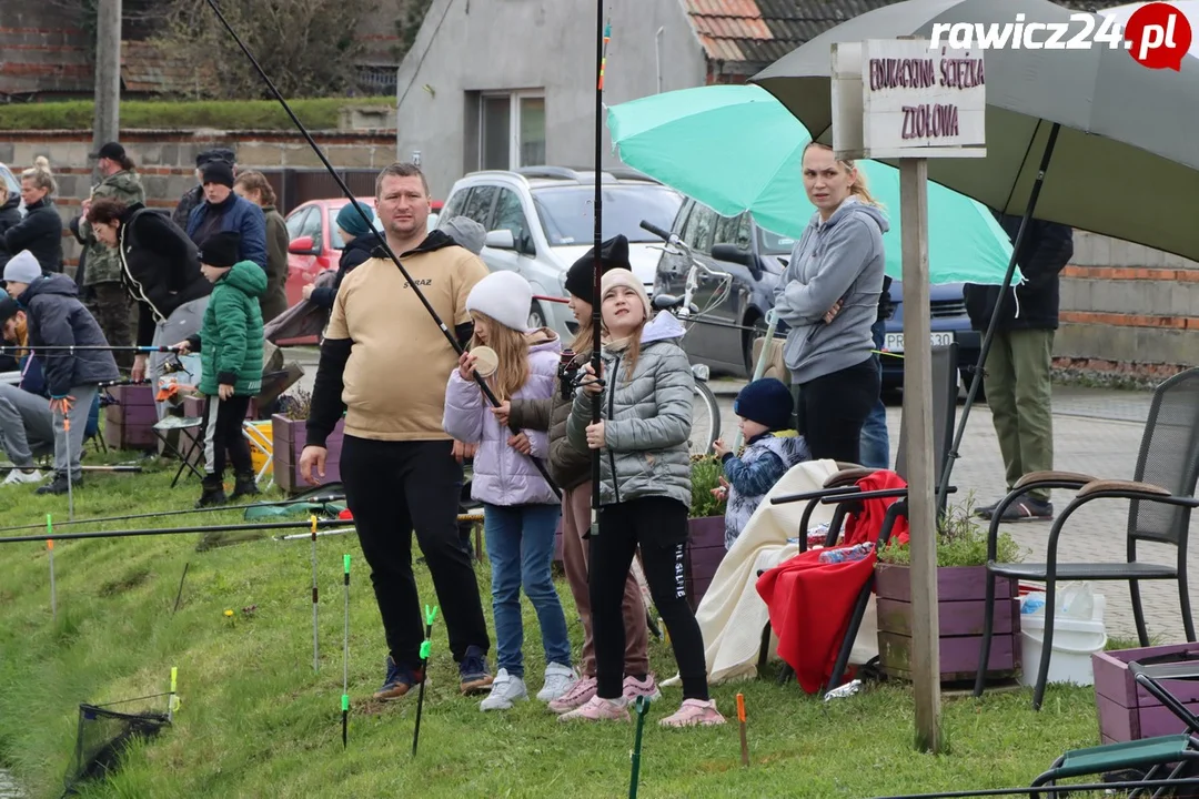 Uczniowie szkoły w Sarnowie łowili ryby