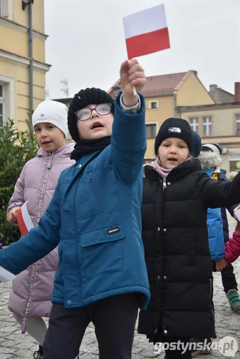 Przemarsz z flagami przedszkolaków z Przedszkola Samorządowego "Pod Świerkami" w Krobi