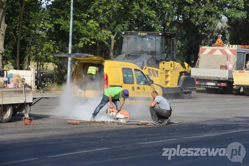 Trwa przebudowa parkingu przy cmentarzu komunalnym w Pleszewie [ZDJĘCIA] - Zdjęcie główne