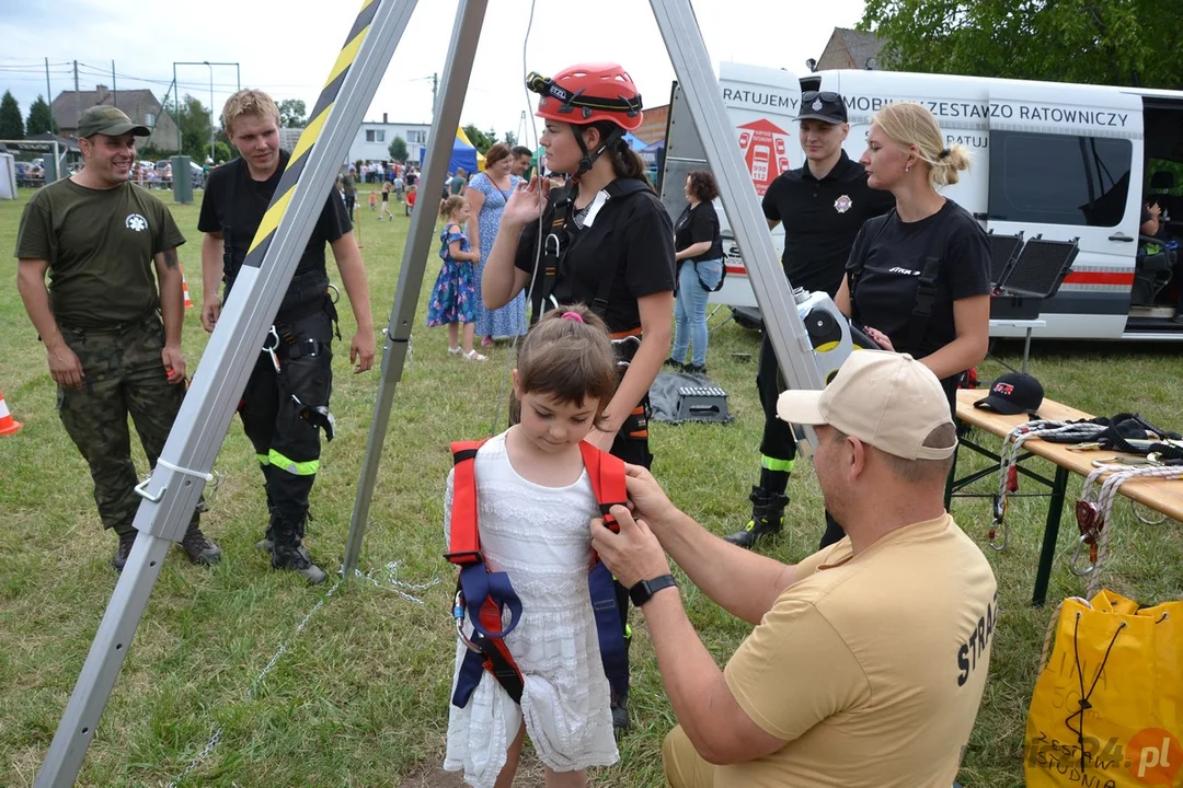 Festyn "Bezpieczne Wakacje z Mundurem" w Sobiałkowie