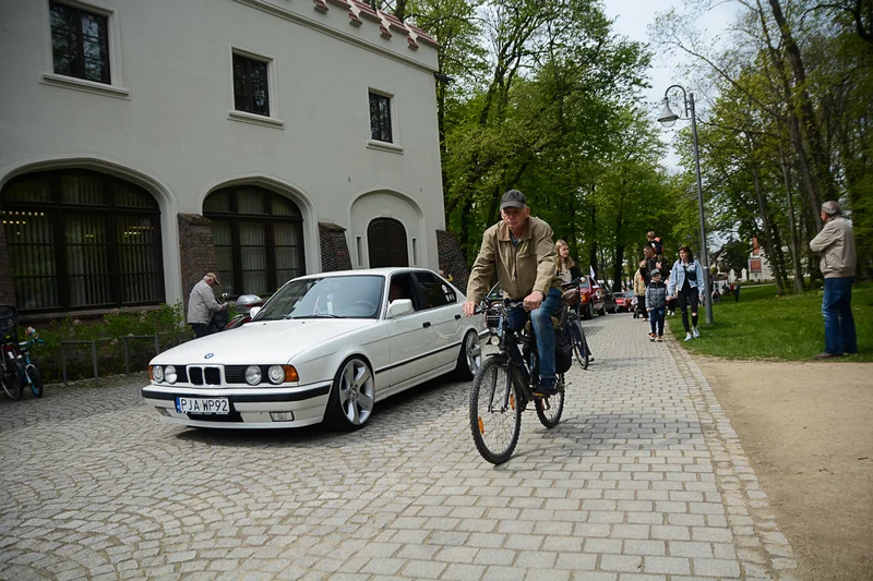 Wystawa zabytkowych pojazdów w Jarocinie z okazji Święta Flagi