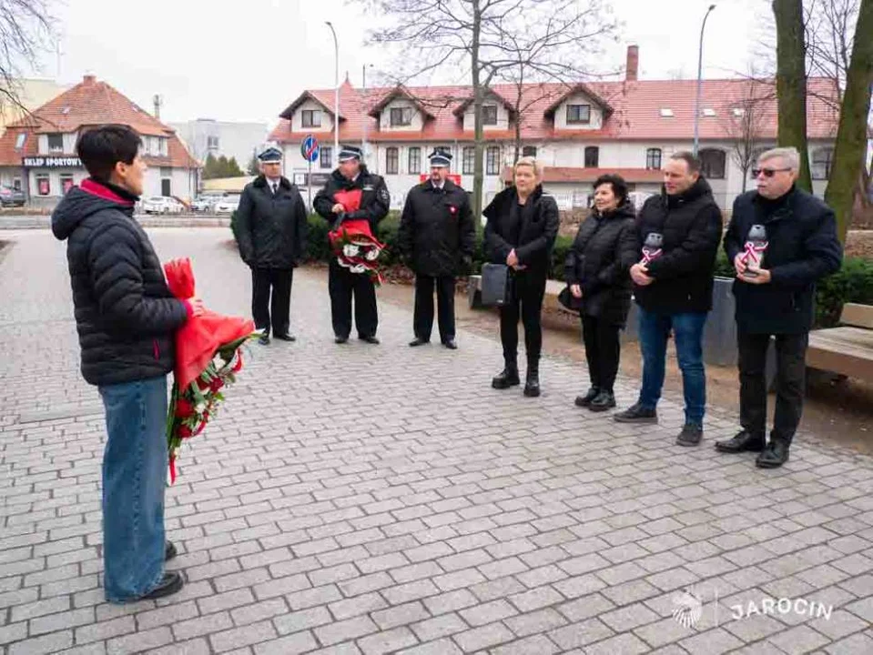 Kwiaty na rocznicę urodzin Zbigniewa hr. Ostroroga-Gorzeńskiego