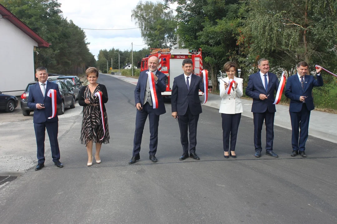 Minister Marlena Maląg otworzyła drogę Białobłoty-Orlina Duża. Towarzyszyli jej posłowie i samorządowcy