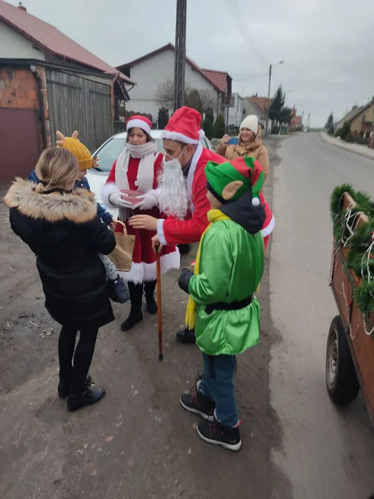 Do Kosowa Święty Mikołaj przyjechał bryką z reniferami-kucami