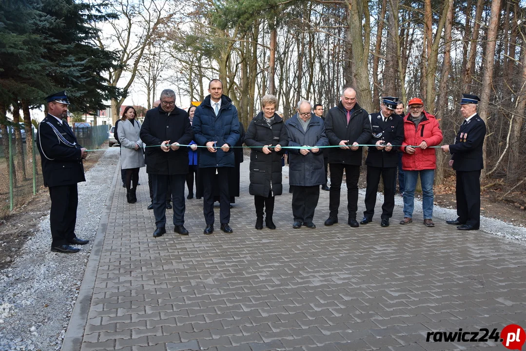 Oficjalne otwarcie drogi i placu przy świetlicy w Osieku - Zdjęcie główne