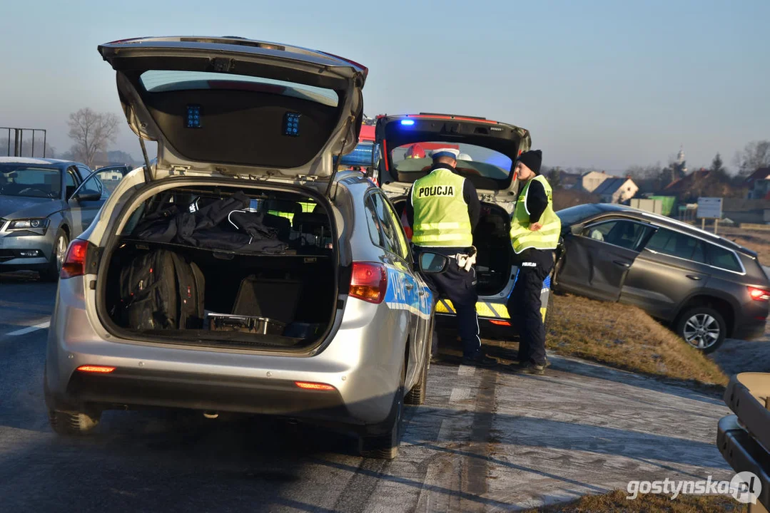 Wypadek na DW434 Gostyń - Poznań. Zderzyły się trzy samochody