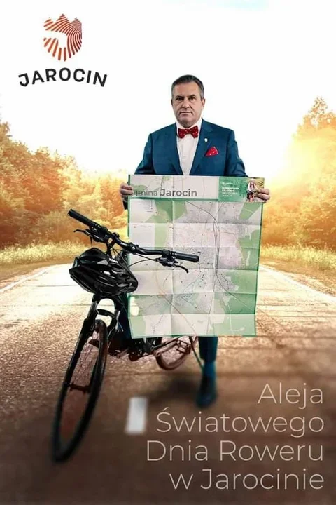 Burmistrz Jarocina Adam Pawlicki na kalendarzu z retro cyklistami