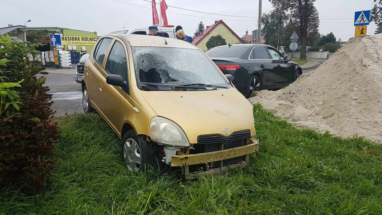 Na miejsce zdarzenia drogowego w Pogorzeli wezwano służby i karetkę pogotowia