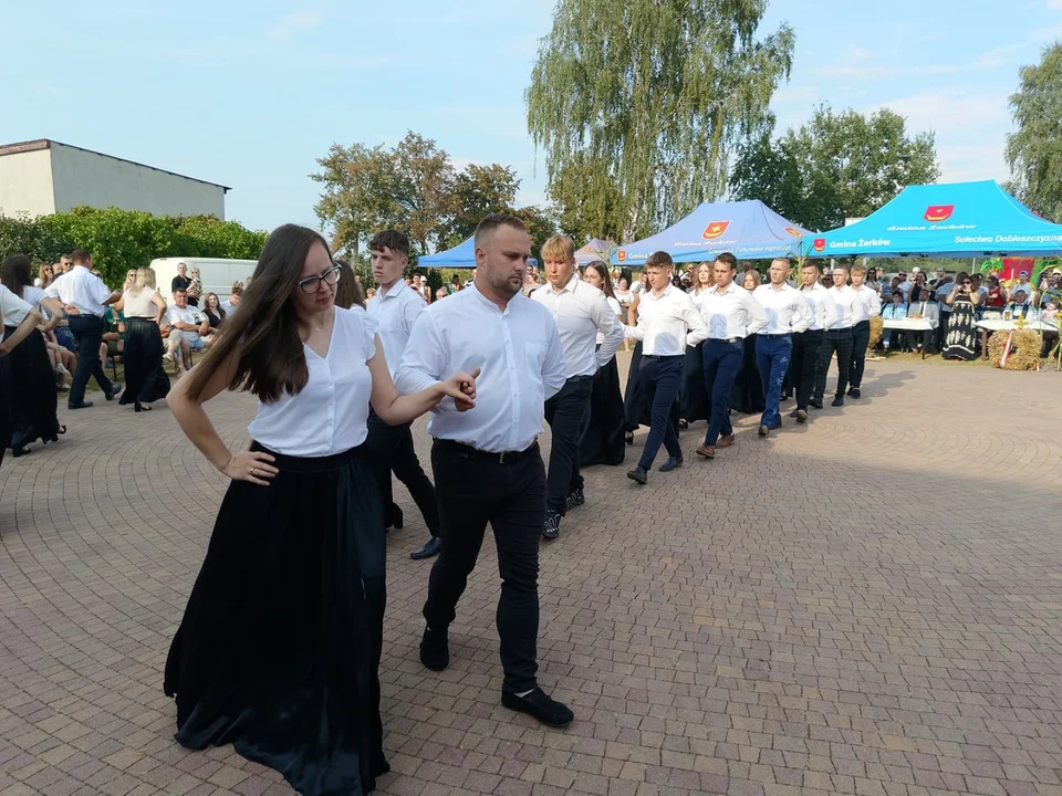 Dożynki w Dobieszczyźnie. Część oficjalną poprzedził korowód maszyn rolniczych [ZDJĘCIA] - Zdjęcie główne