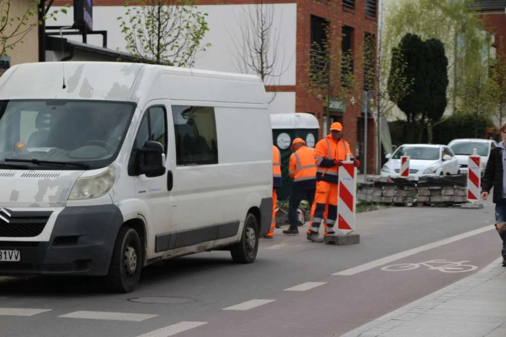 Ciężarówki rozjeżdżają nowe uliczki w centrum Jarocina (ul. Śródmiejska)