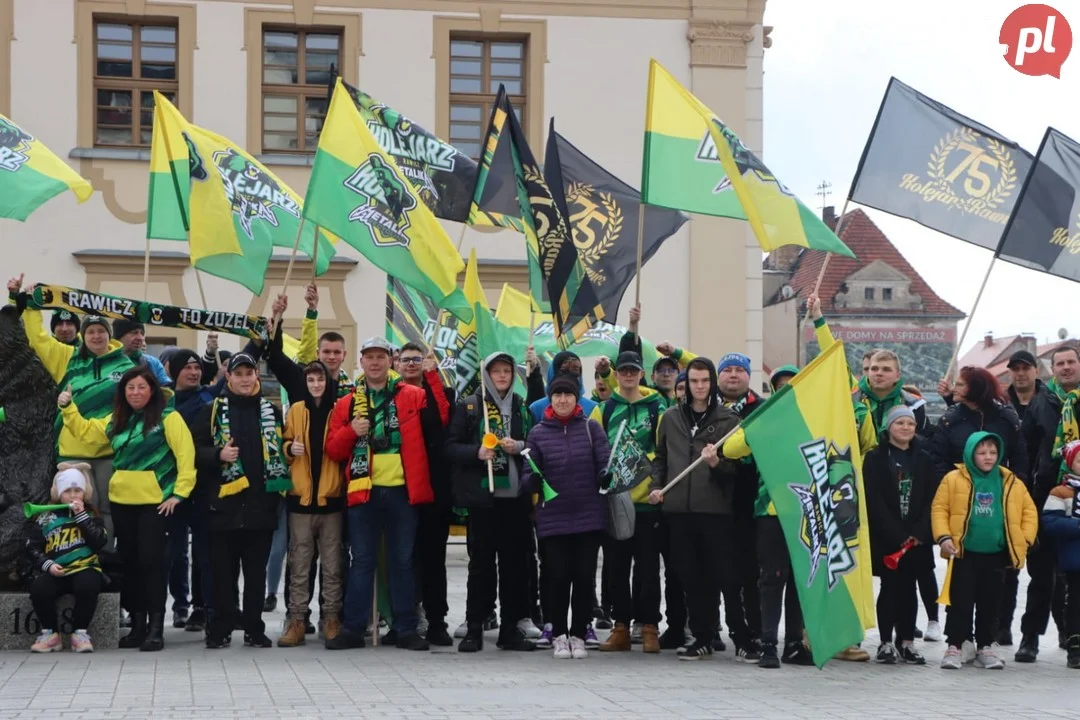 Kibice Kolejarza przeszli ulicami miasta.