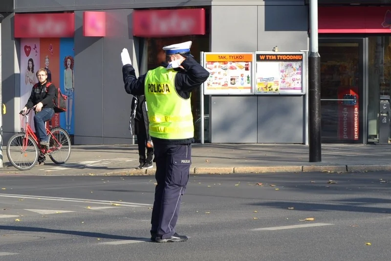 Policjant kieruje ruchem. Jak się zachować?