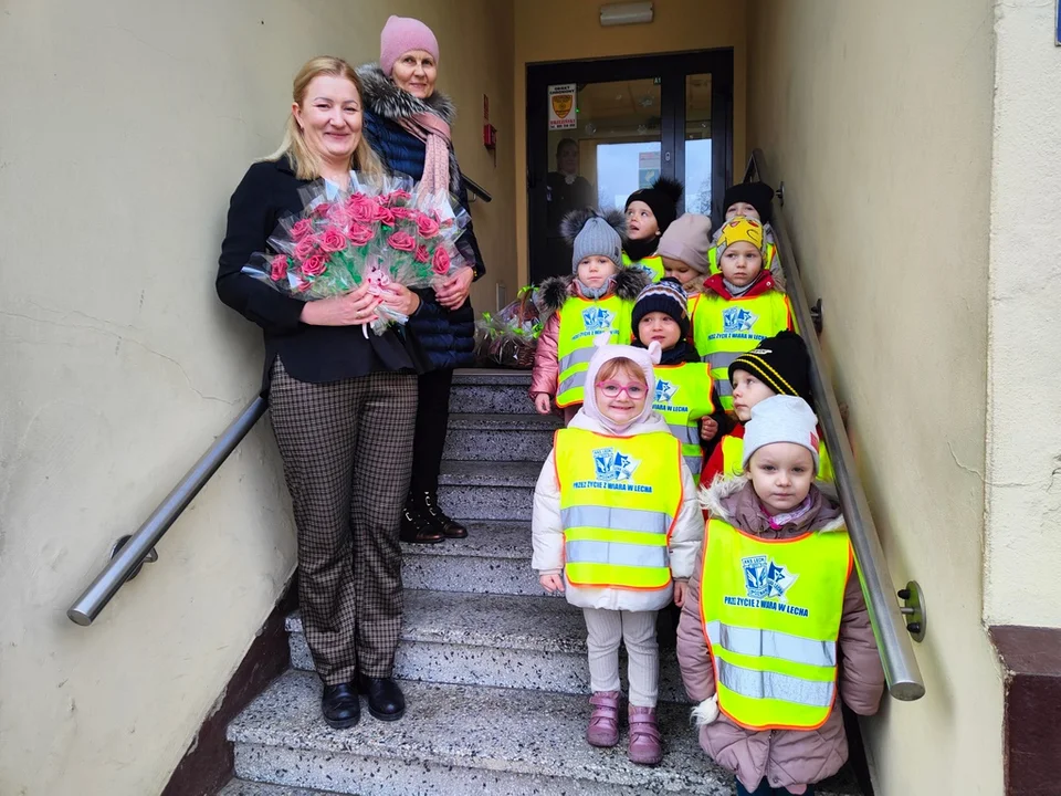 Dzieci z Przedszkola „Słoneczne” wręczyły herbatę pensjonariuszom DPS-u w Pleszewie [ZDJĘCIA] - Zdjęcie główne