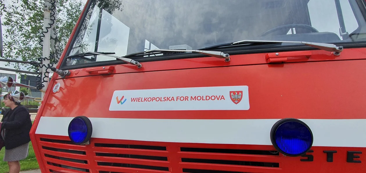Przekazanie specjalnych samochodów pożarniczych z Gminy Ostrów Wlkp. do Mołdawii