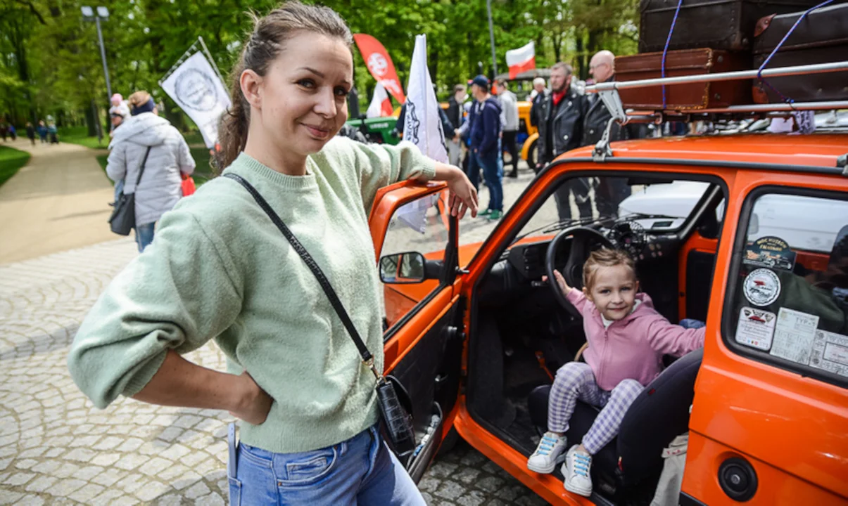 Wystawa zabytkowych pojazdów w Jarocinie z okazji Święta Flagi