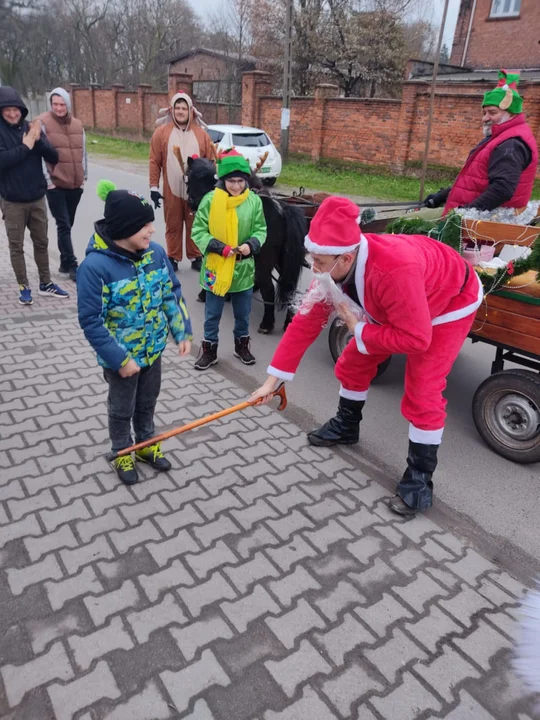 Do Kosowa Święty Mikołaj przyjechał bryką z reniferami-kucami